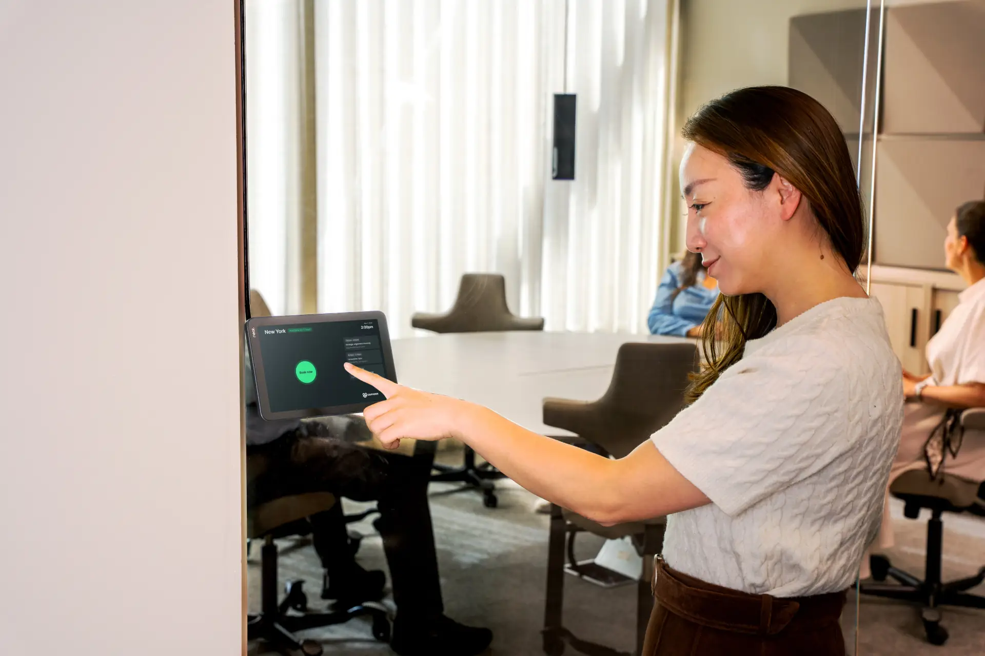 Neat Pad 2 can enhance the room’s pickup range when used as a meeting controller.